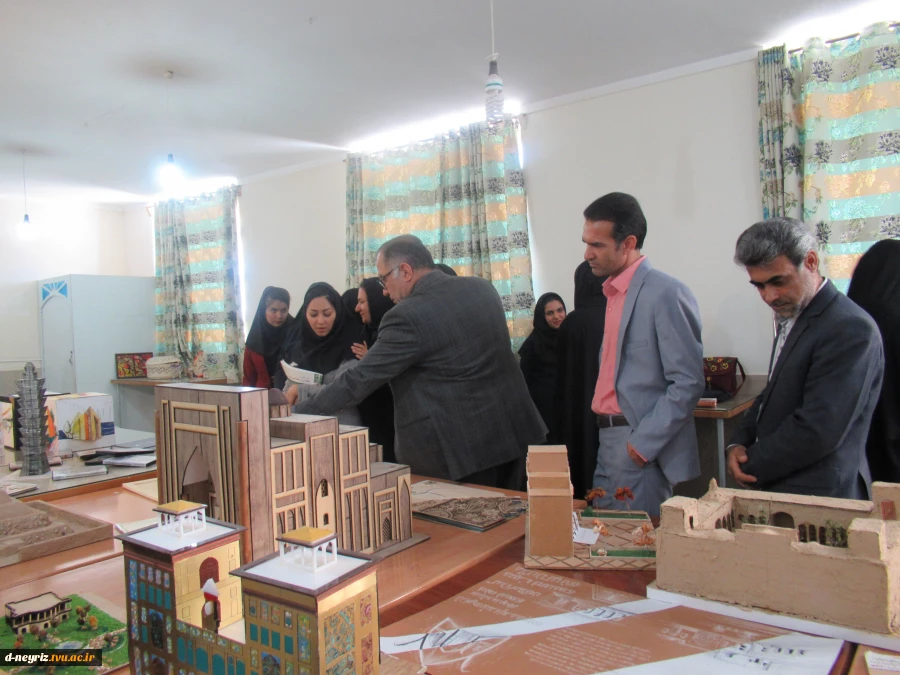 افتتاح نمایشگاه دانشجویان معماری در هفته مشاغل توسط فرماندار و روسای ادارات و دانشگاه ها 2