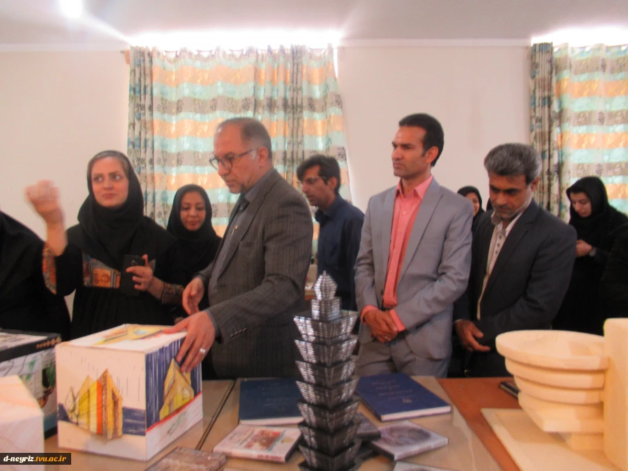 افتتاح نمایشگاه دانشجویان معماری در هفته مشاغل توسط فرماندار و روسای ادارات و دانشگاه ها 3